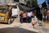 بالفيديو: مصرع عامل وإصابة آخر بحادث انقلاب "جرافة صغيرة" بشارع ريش جلوتا بيافا 